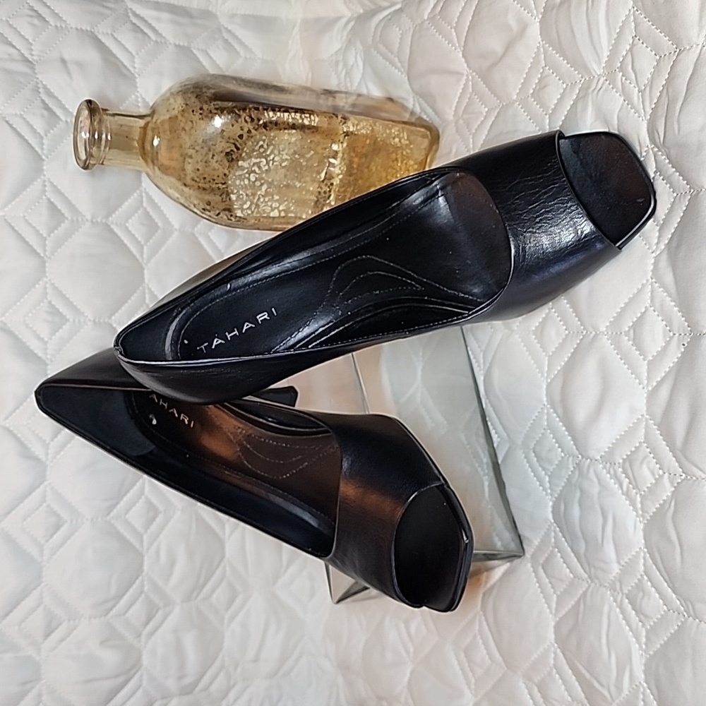 Tahari black peep toe heels Sze 10